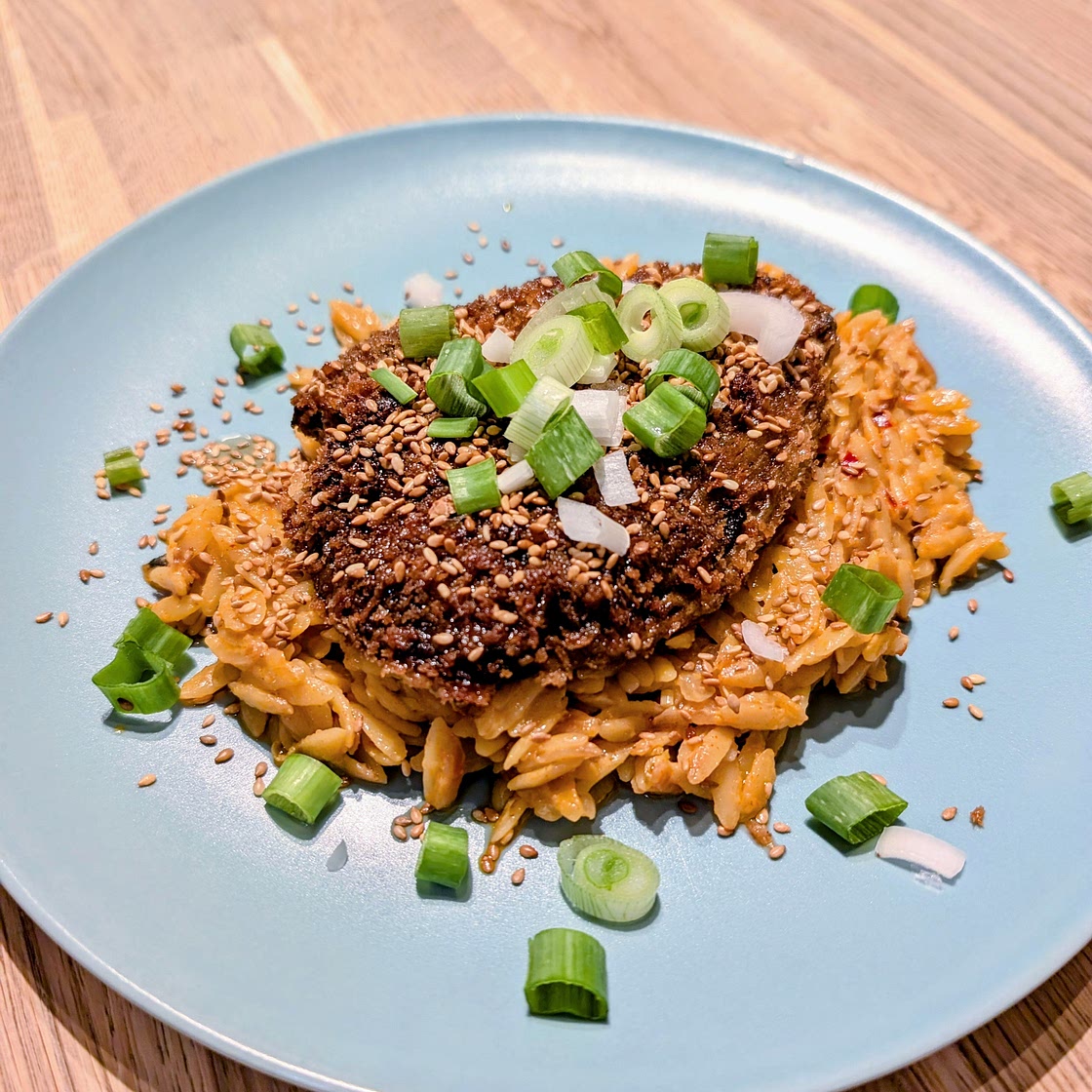 ORZO AU GOCHUJANG AVEC UN SCHNITZEL D'AUBERGINE 🍆