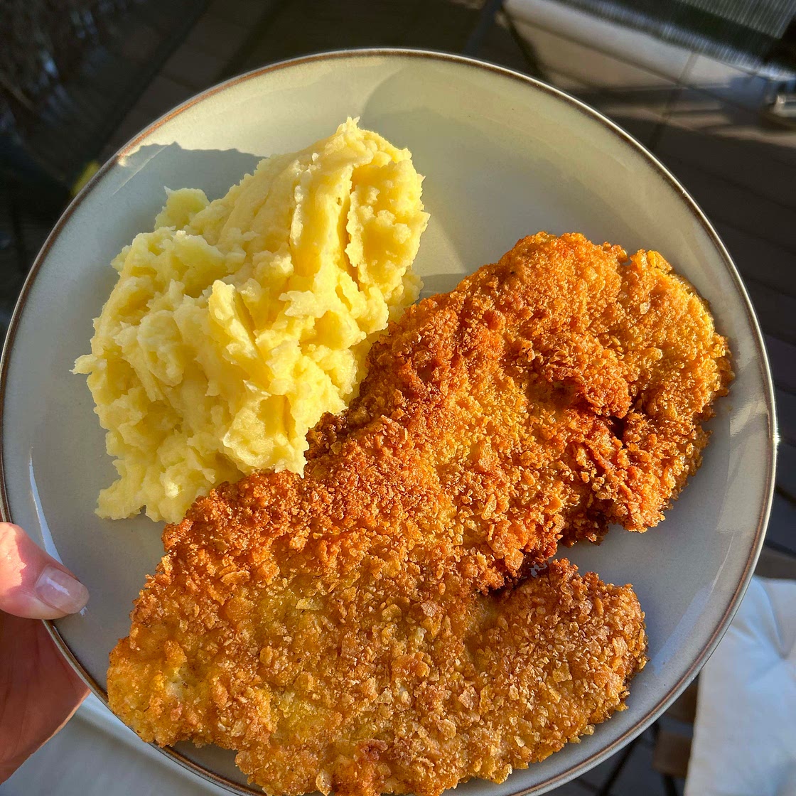 Kotlety z ziemniaczkami i mizerią