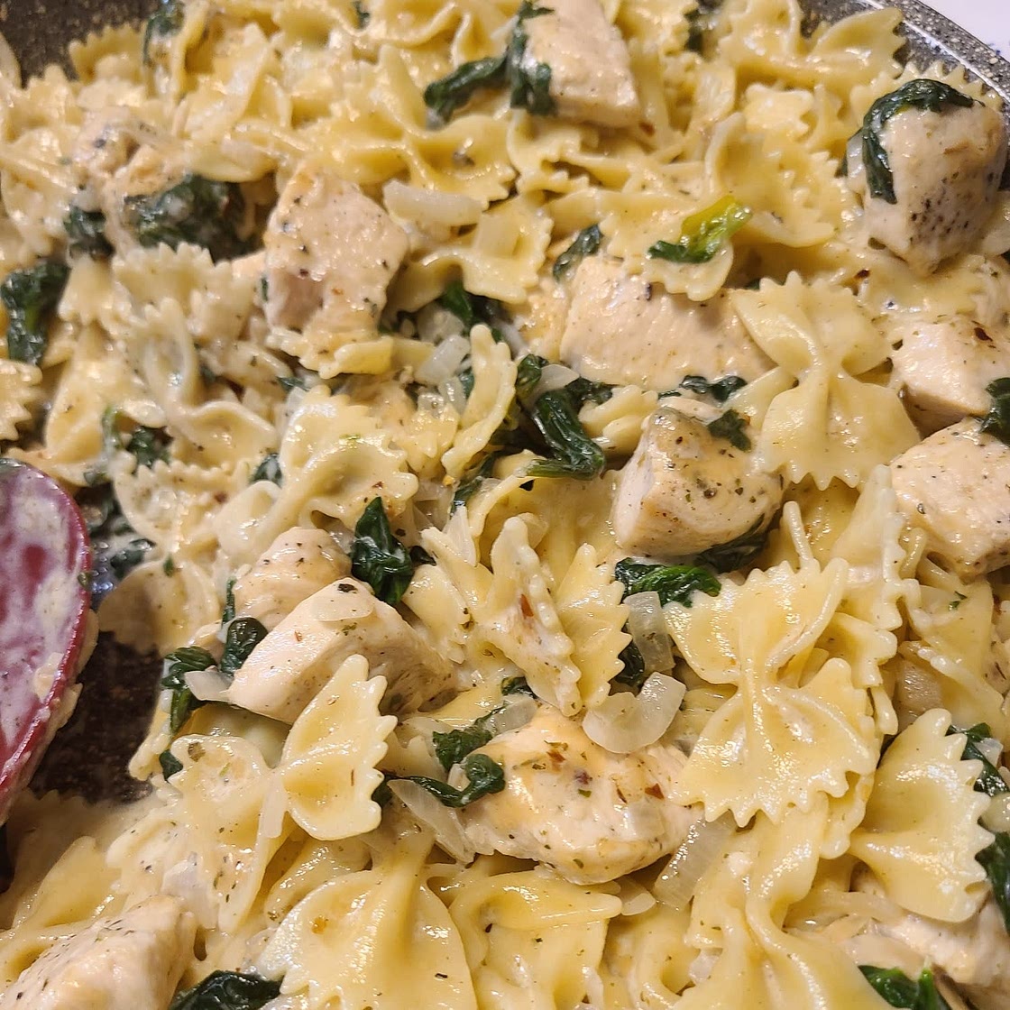 One-Pot Garlic Parmesan Pasta with Spinach and Mushrooms