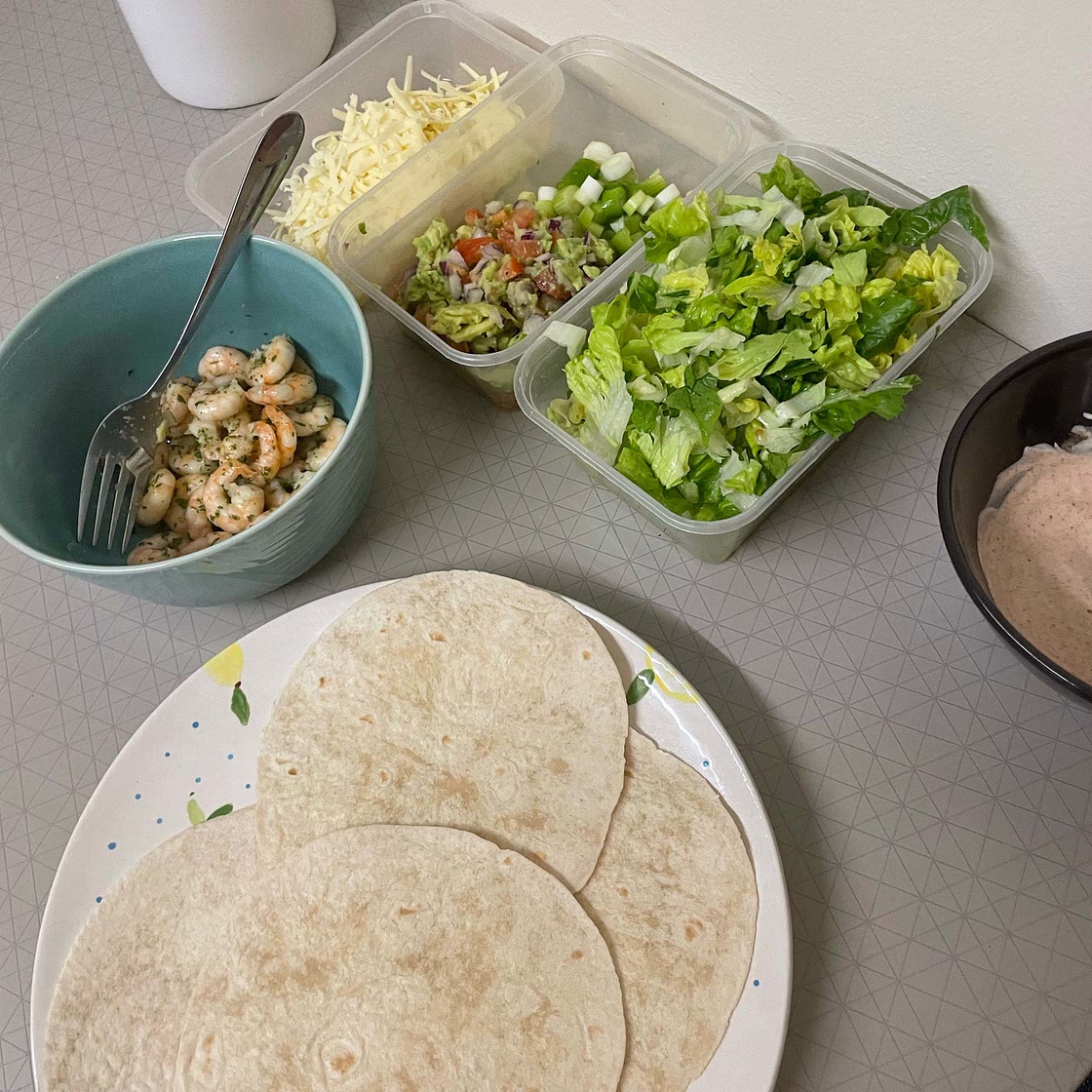 Delicious prawn tacos 🦐🌮 a quick and easy meal to make! Method: 