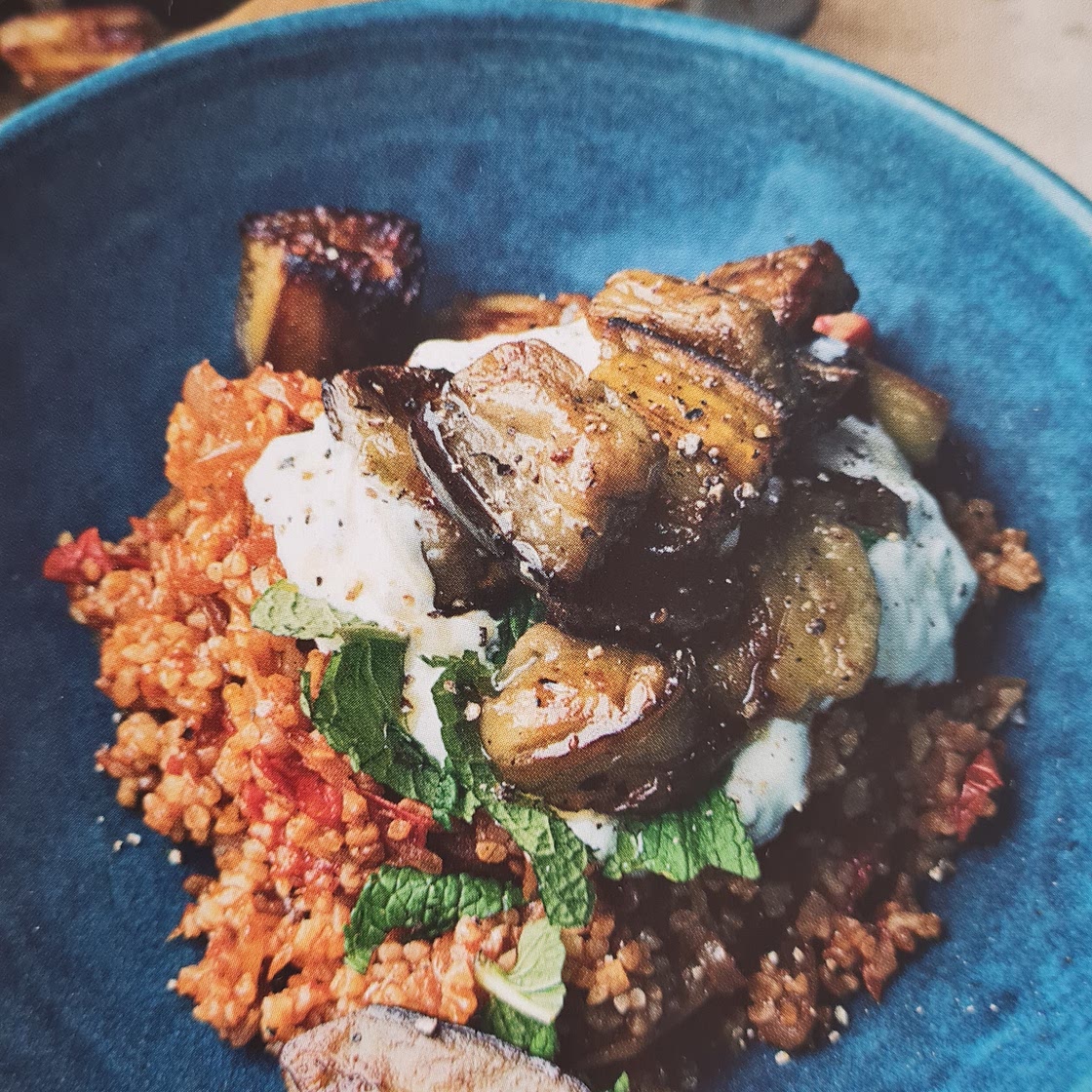 Boulgour à la tomate, aux aubergines et au yaourt citroné