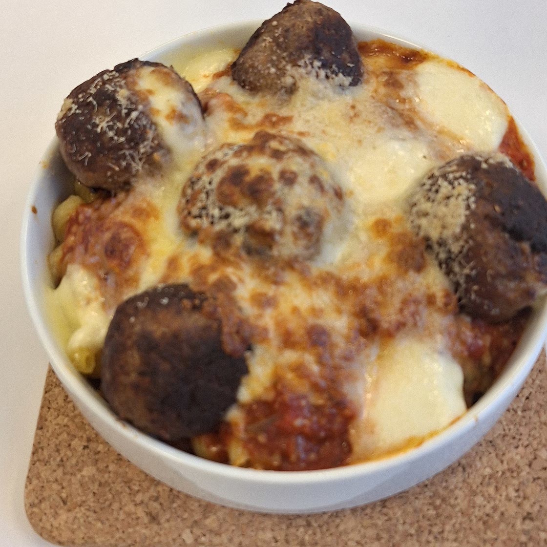 Pastamet tomatensaus en mozarella gehakt balletjes