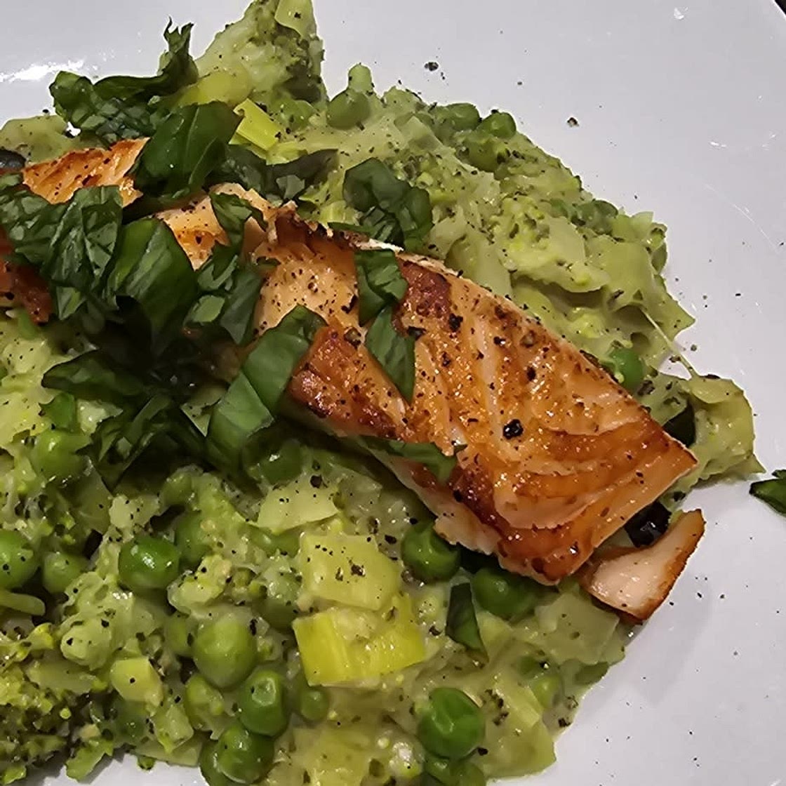 Pan-Fried Salmon With Creamy Pesto Veg