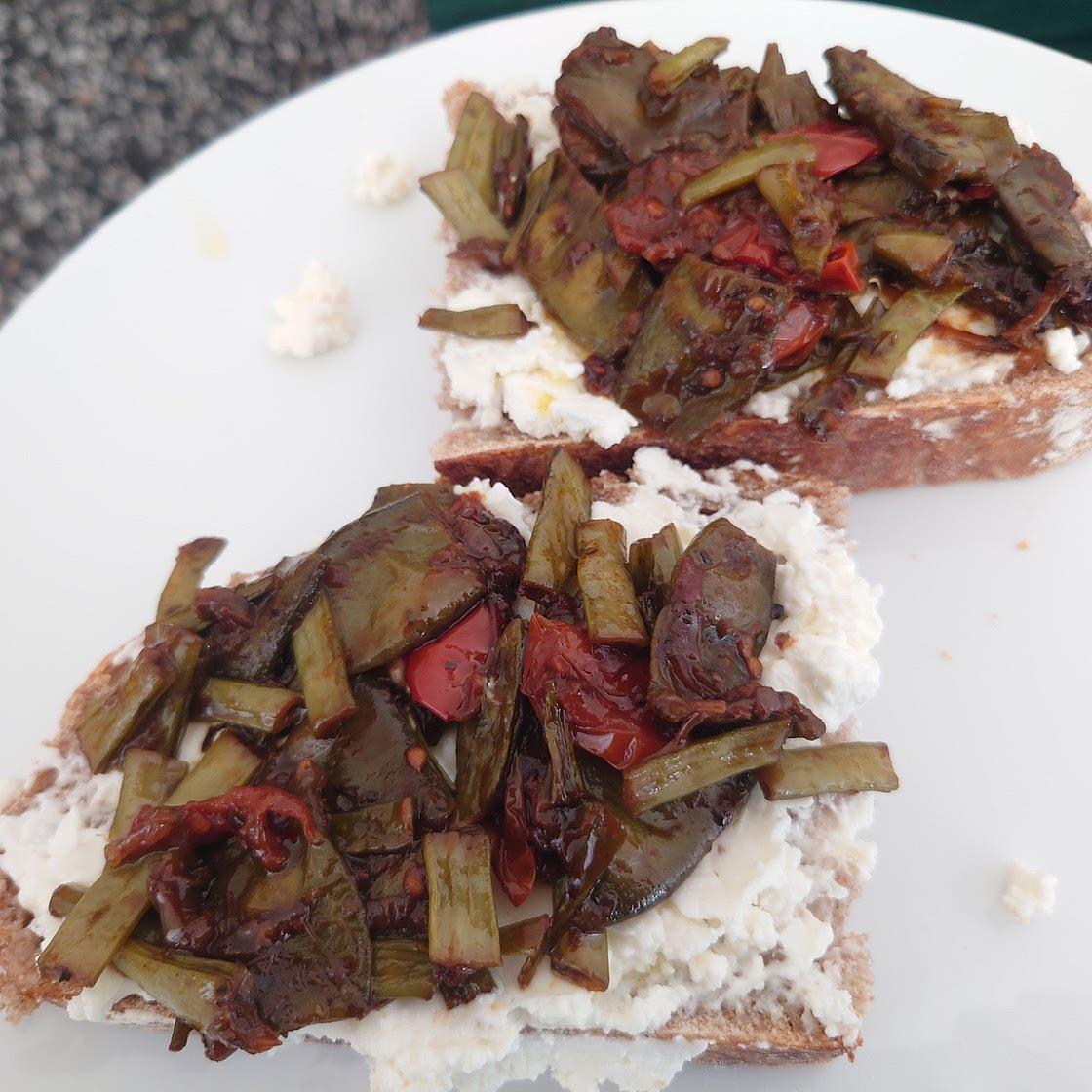 Green beans on toast