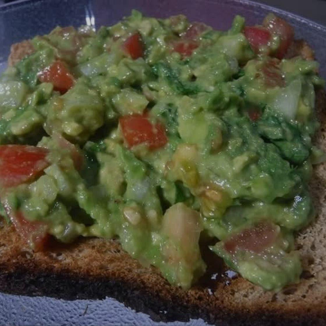 Ensalada de aguacate con harina de mandioca