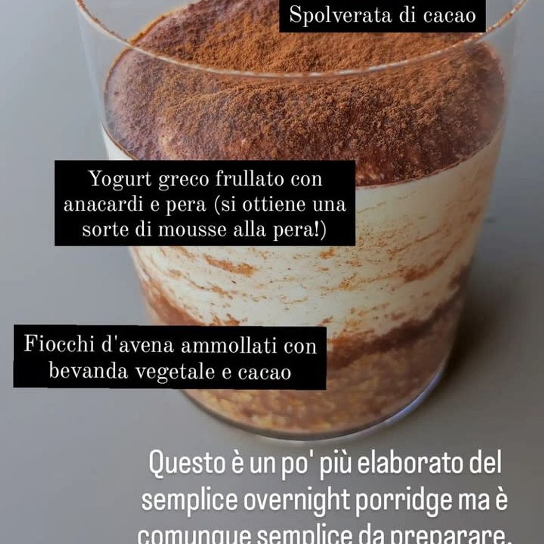 Dessert di avena, pera, noci, cacao