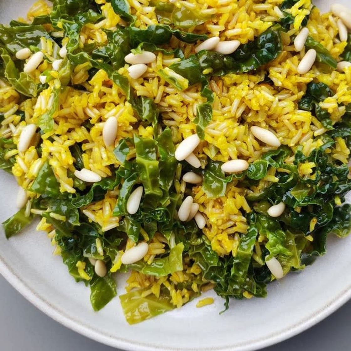 Riso con cavolo verza, pinoli, zafferano, parmigiano e olio evo