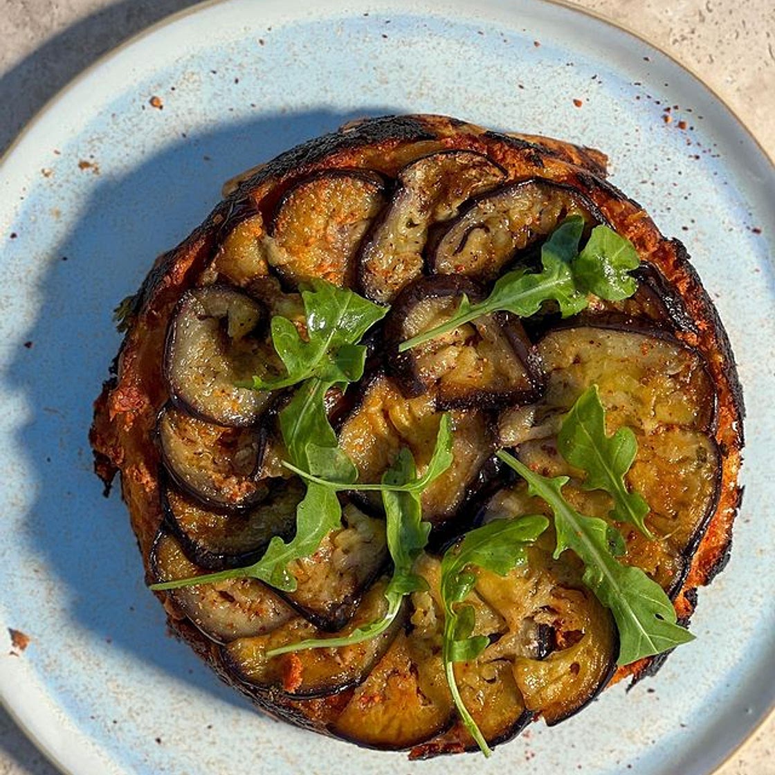 TARTE TATIN AUX AUBERGINES, FROMAGE FRAIS ET ÉPICES DOUCES
