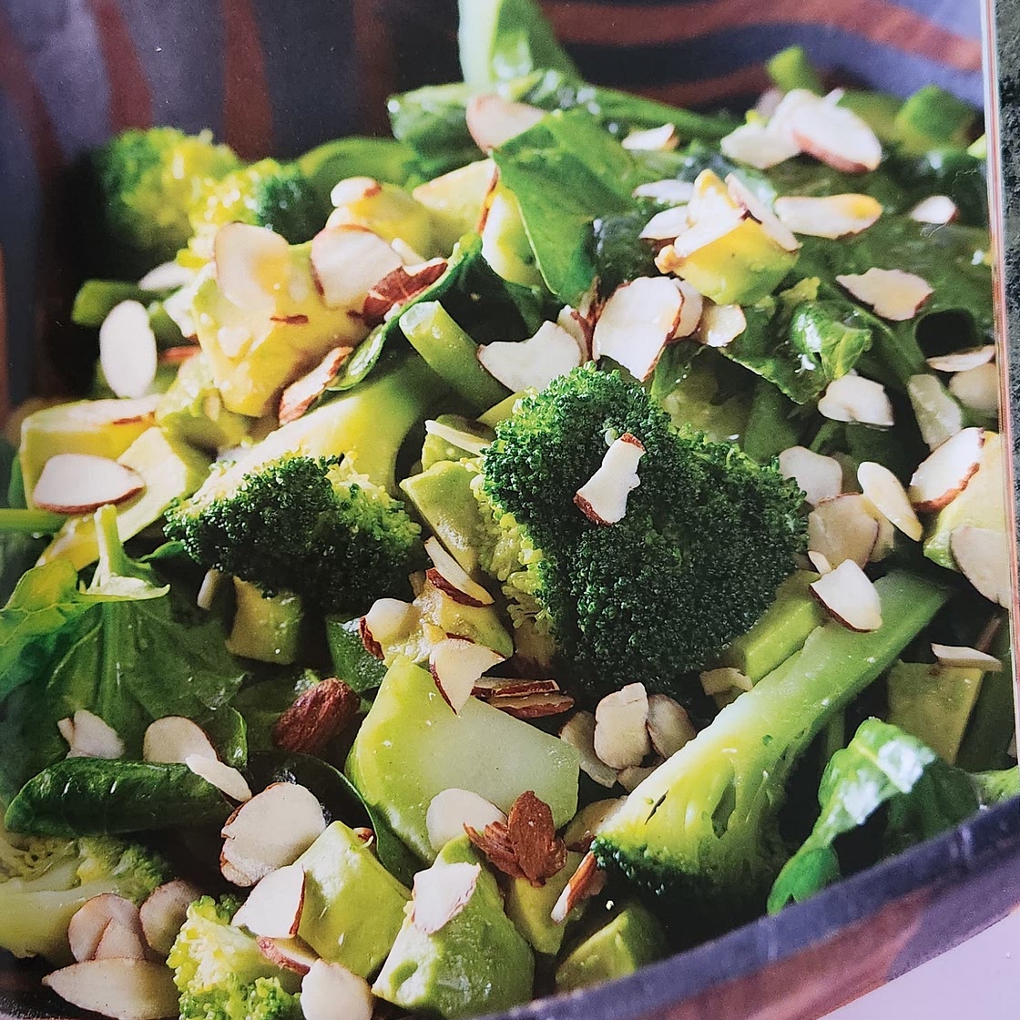 Green salad & almonds