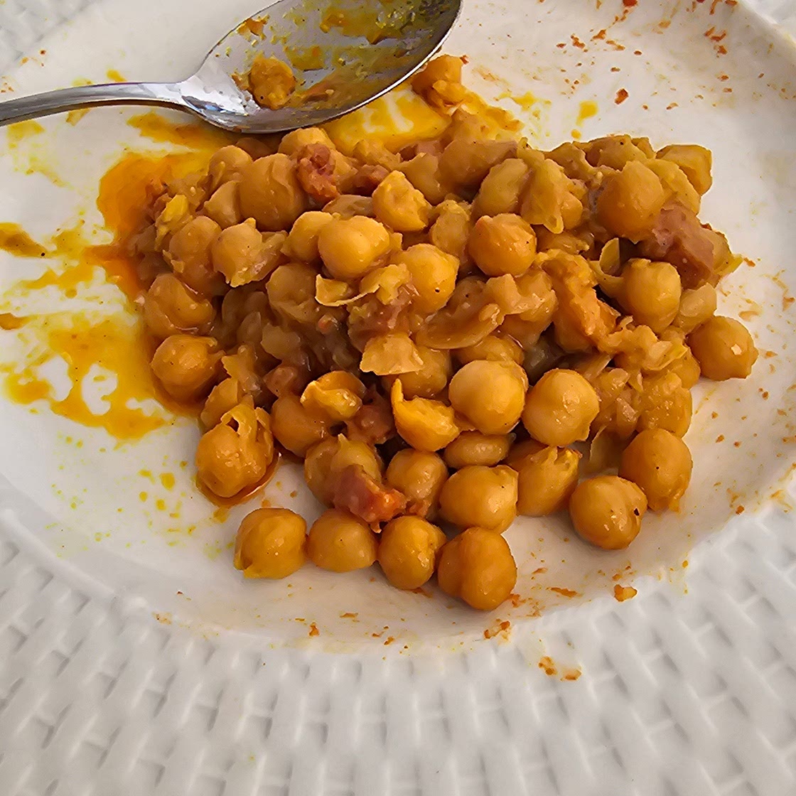 Beans or chickpeas with curry
