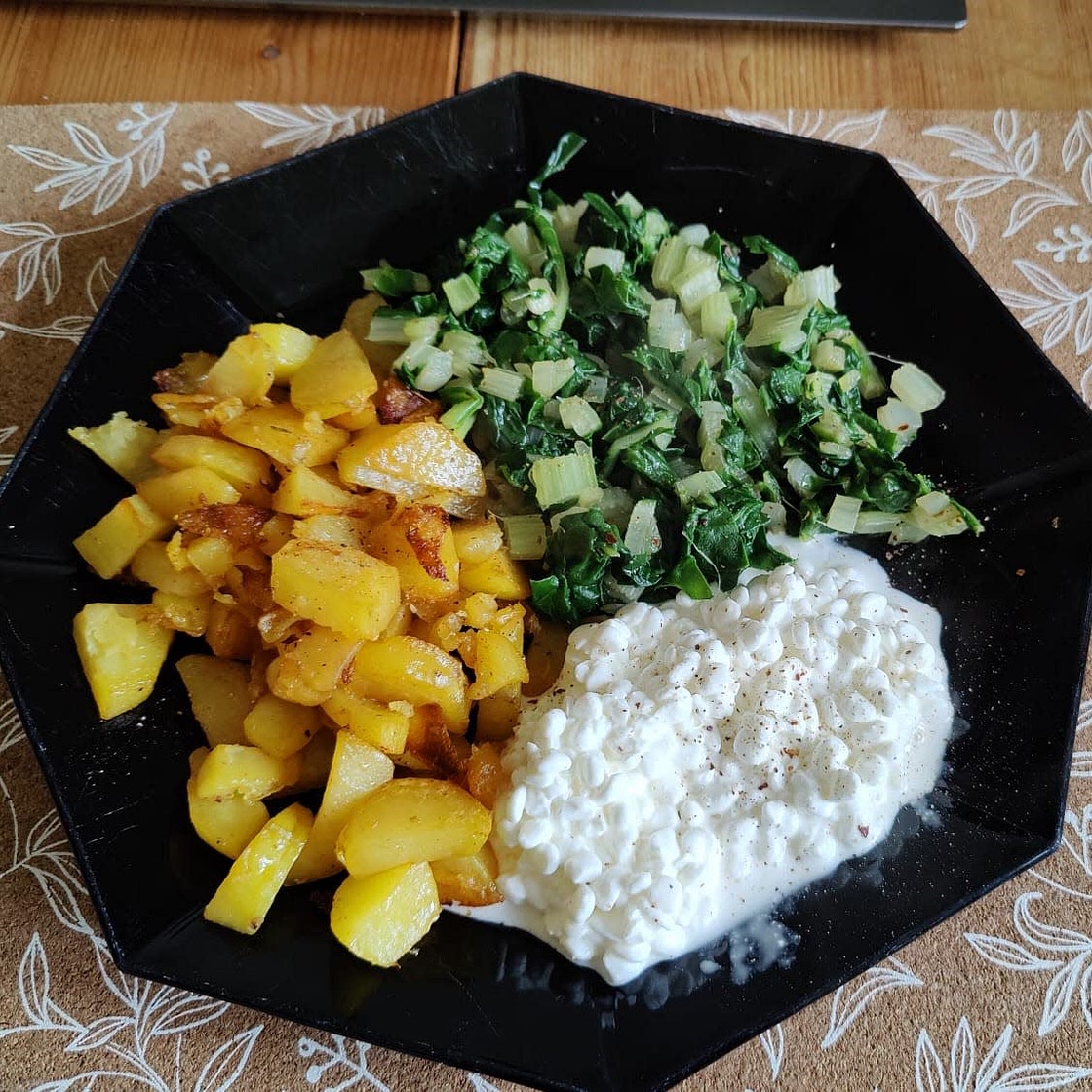 Bratkartoffeln mit Krautstiel und Cottage Cheese