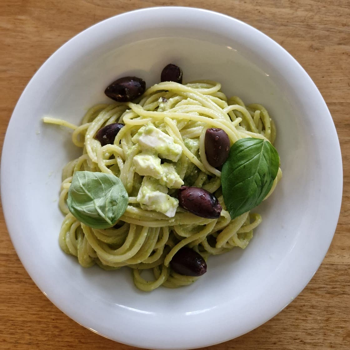 Spaghetti mit Avocadosauce und Feta