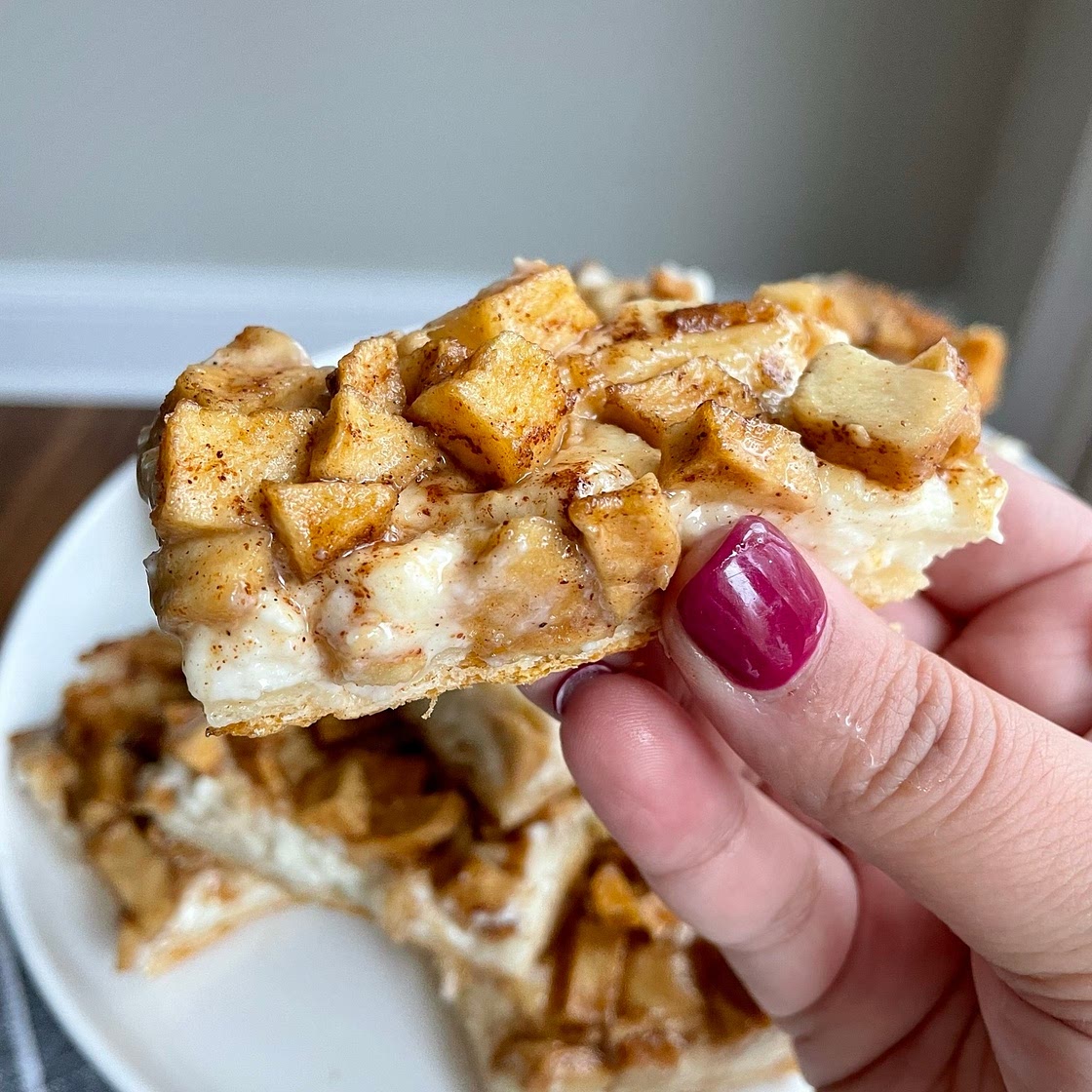 Apple cheesecake bars