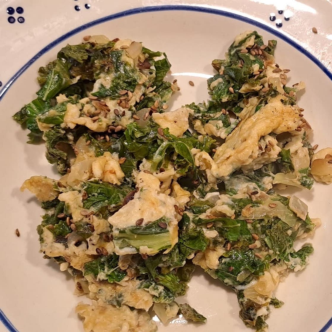 Œufs brouillés au chou kale et sésame