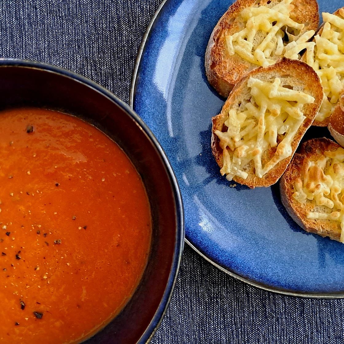 Spiced tomato soup with cheesy bread