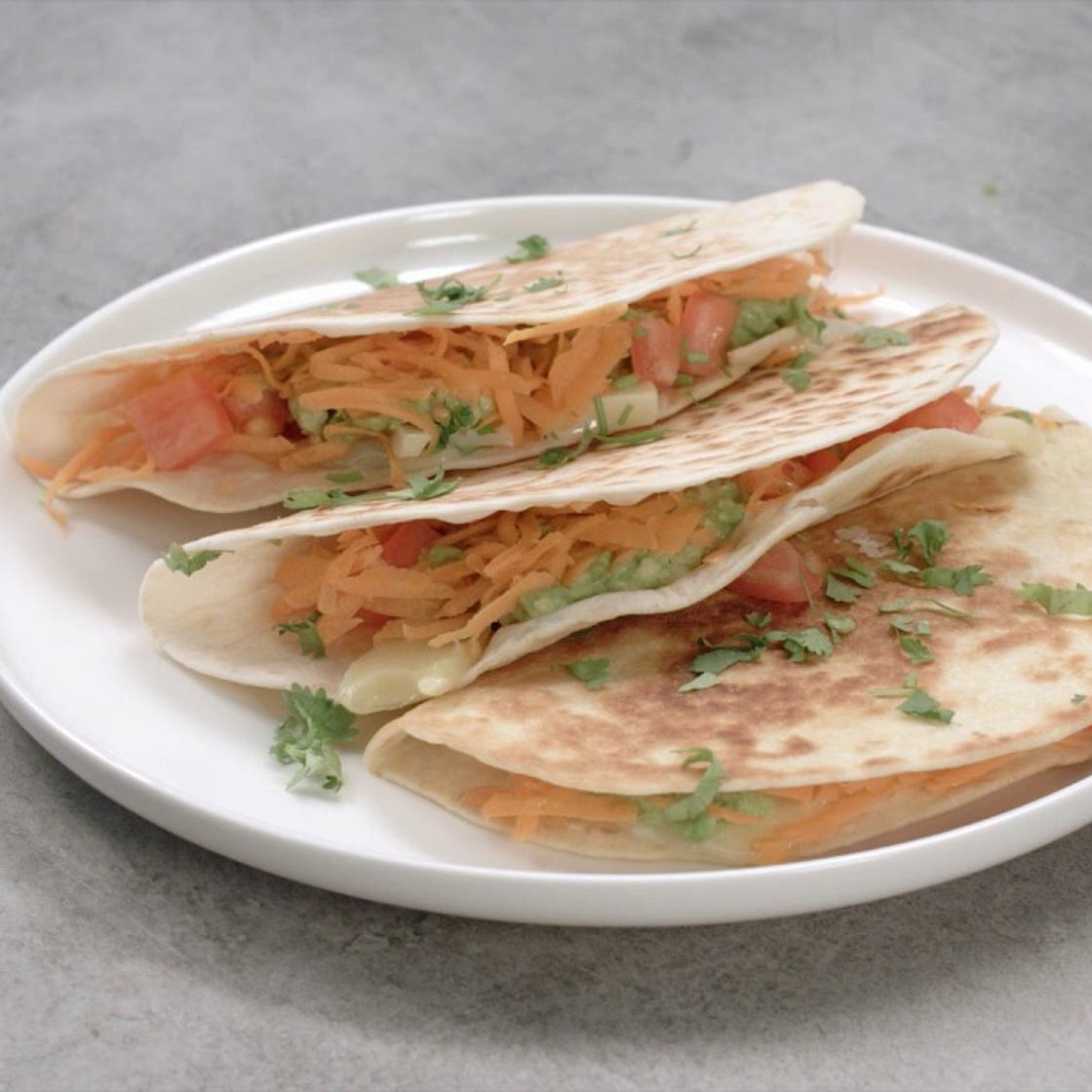 Quesadillas au cheddar, crème de haricots rouges et piment chipo