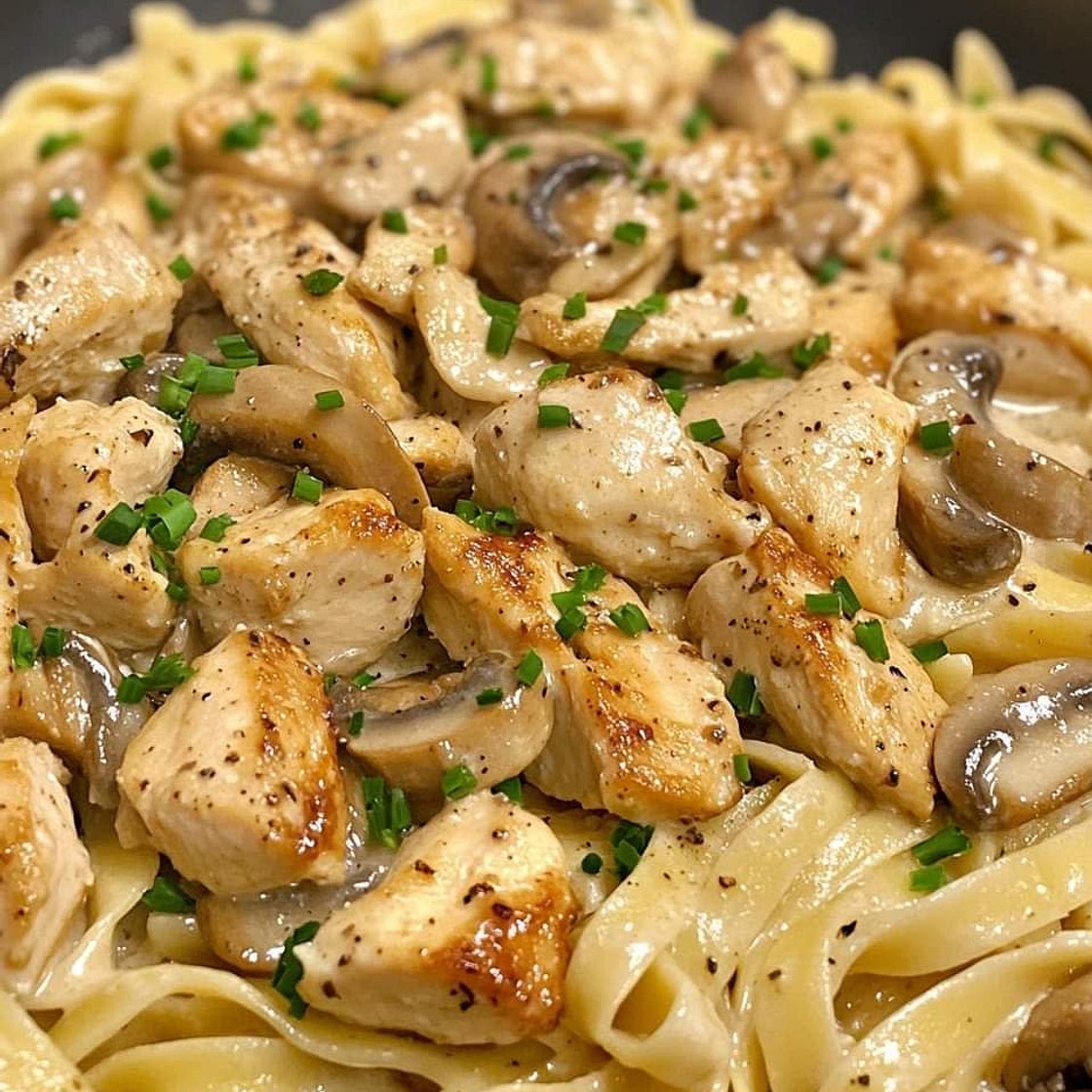 Hühnchen-Nudeln in cremiger Sauce