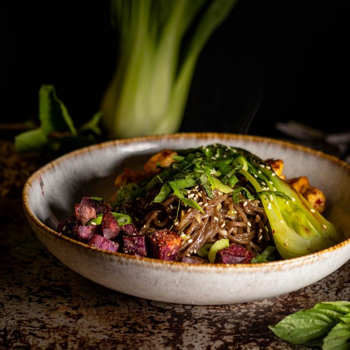 Soba Noodle Stir Fry Bowl - schnell, einfach und oberlecker