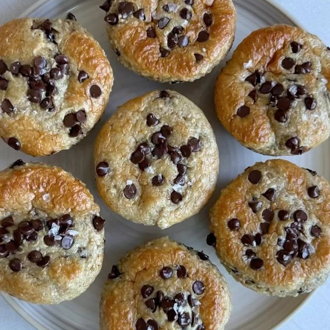 CHOCOLATE CHIP PROTEIN MUFFINS ✨ Thoughts or questions? 👇💖
