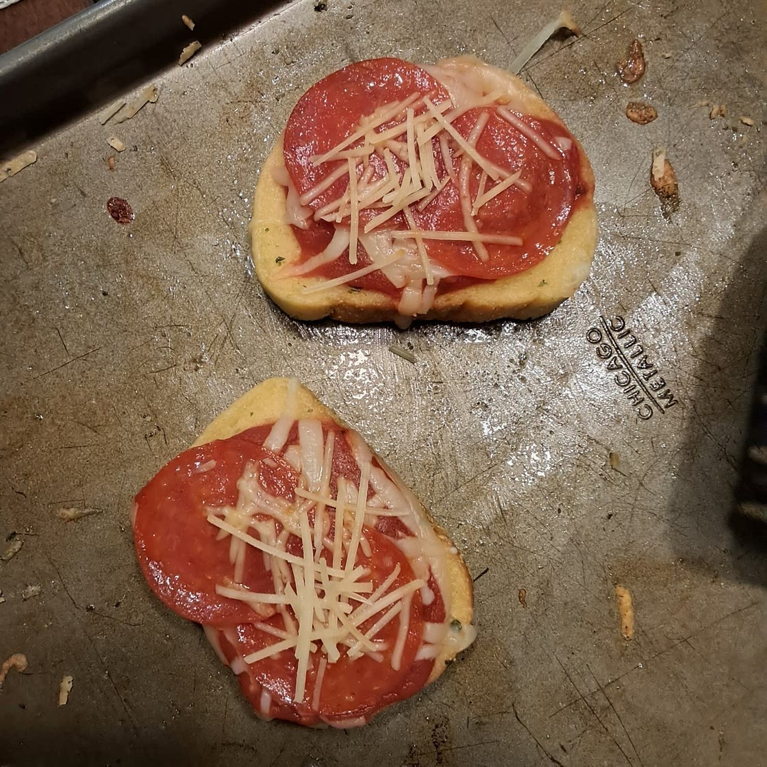 Quick & Easy Dinner Idea: Garlic Toast Pizzas