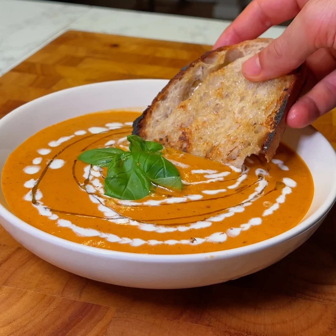 Soupe aux tomates rôties et aux poivrons rouges