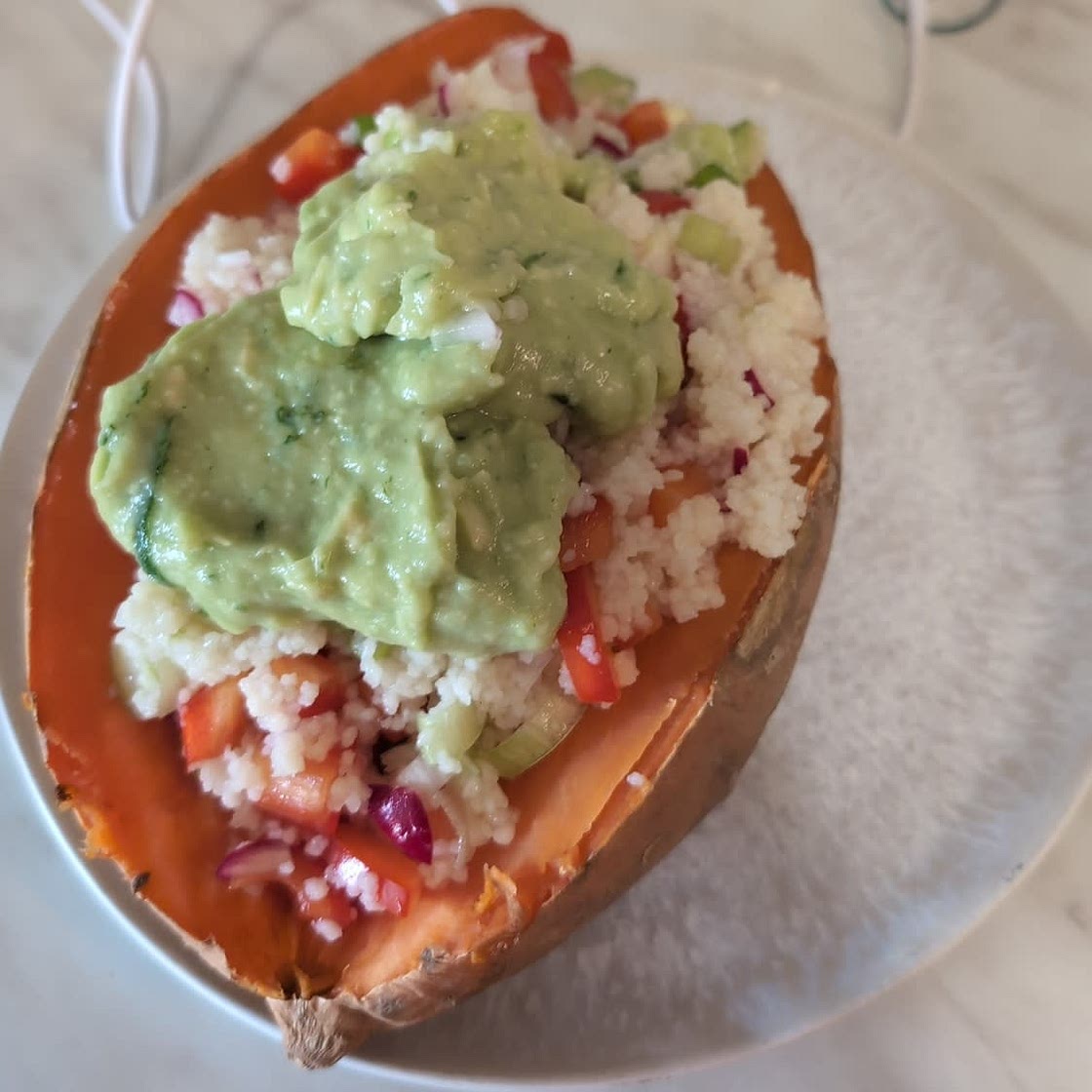 Gefüllte Süßkartoffeln mit Quinoa und Avocado