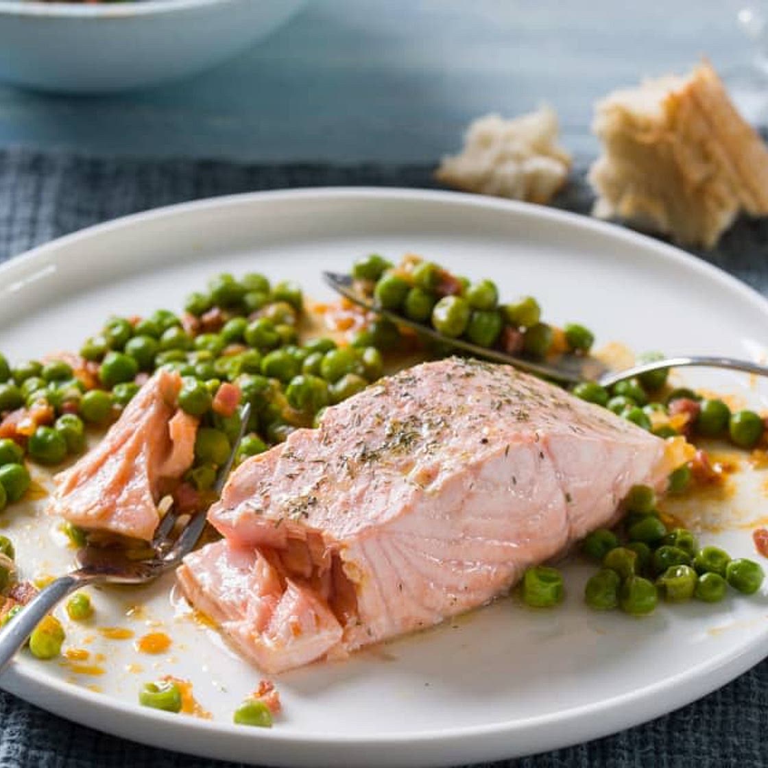 Salmón y guisantes con jamón al pimentón