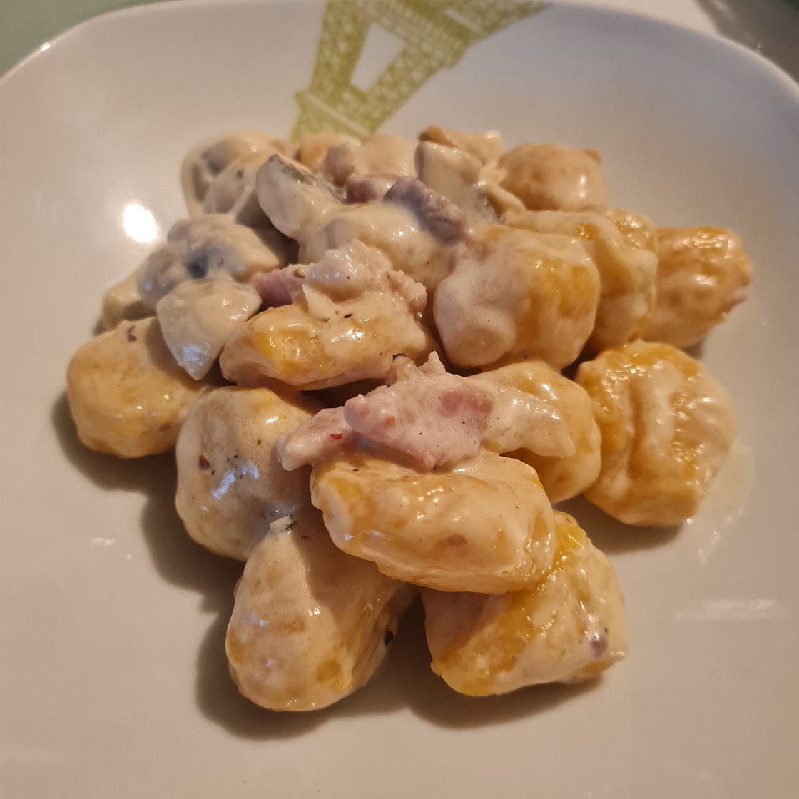 Gnocchis à la butternut, sauce champignons et poitrine fumée