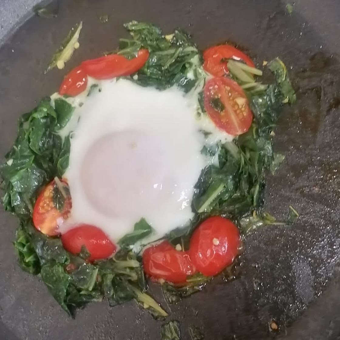 Spinach and tomato shakshuka (low sodium low carb)