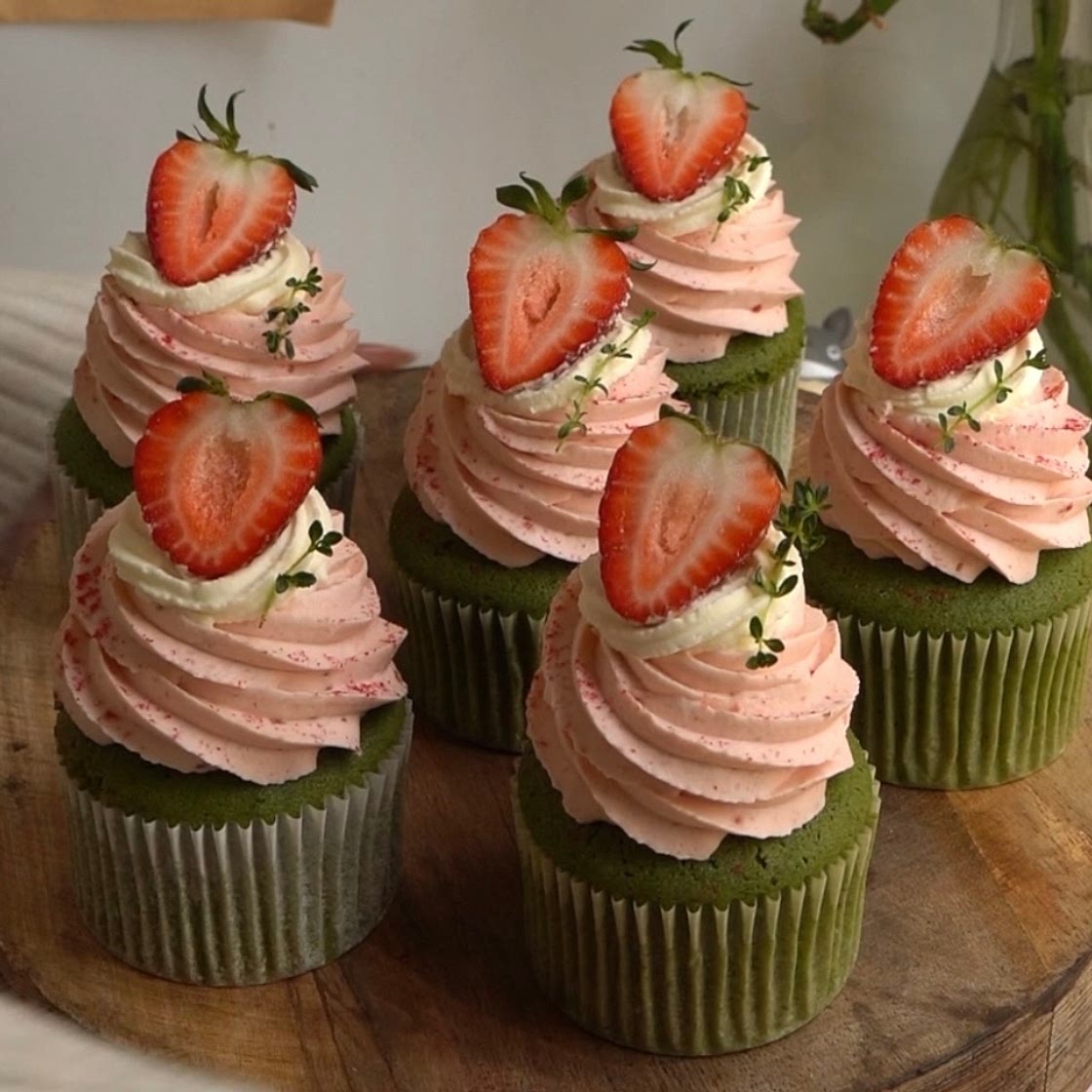 Strawberry Matcha Cupcakes 🍓🍵