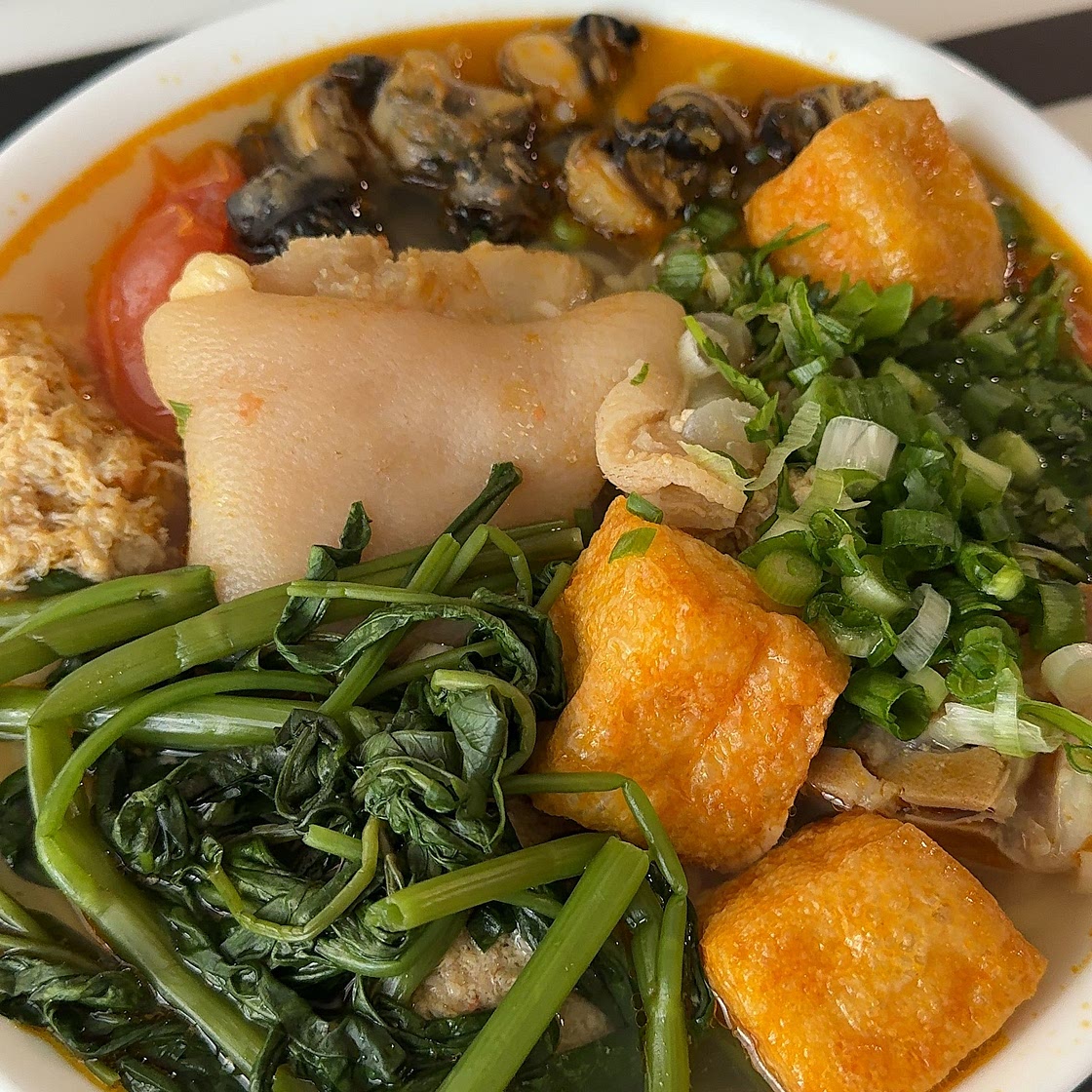 Bun Rieu Oc - Vietnamese crab and pork noodle soup 