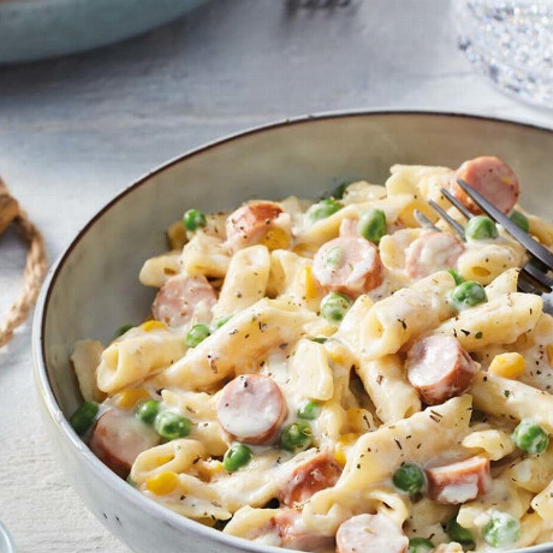 Nudeln mit Würstchen, Erbsen und Mais