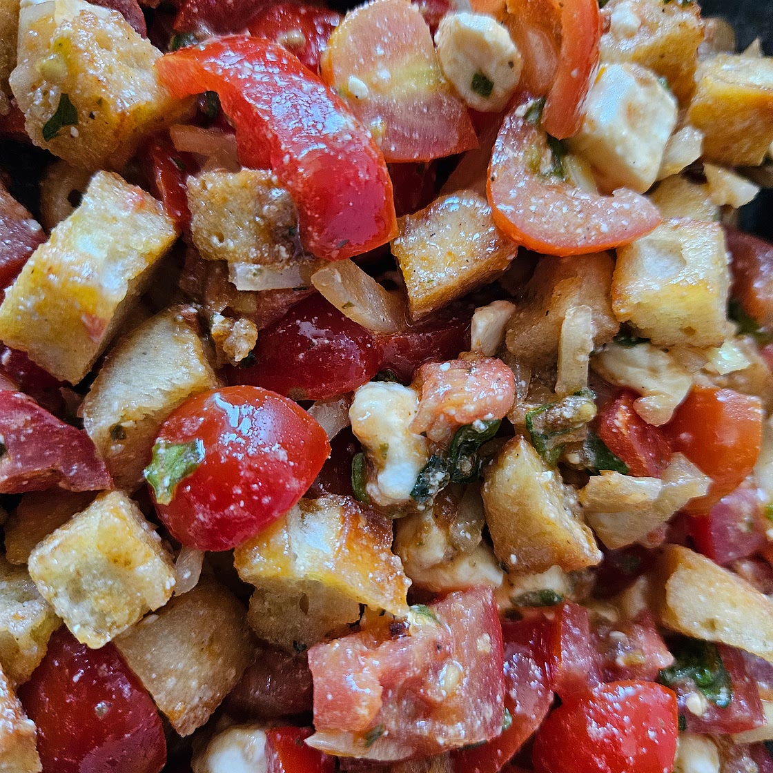 Tomaten-Brotsalat mit Pest-Dressing