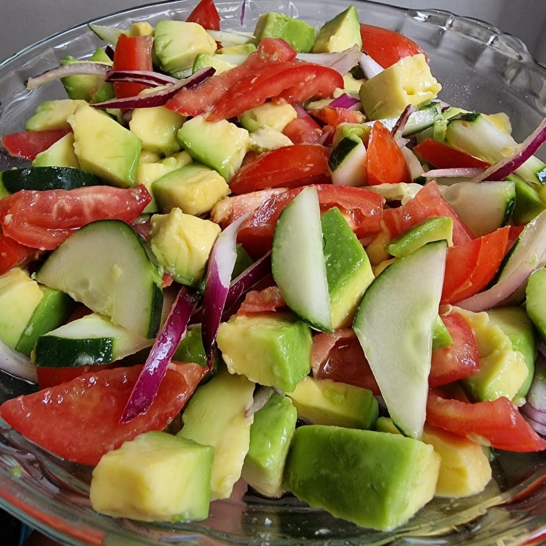 Ensalada de Pepino, Aguacate y Tomate