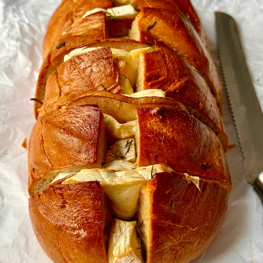 Crispy Cheesy Brie Stuffed Bread - zupf Brot 
