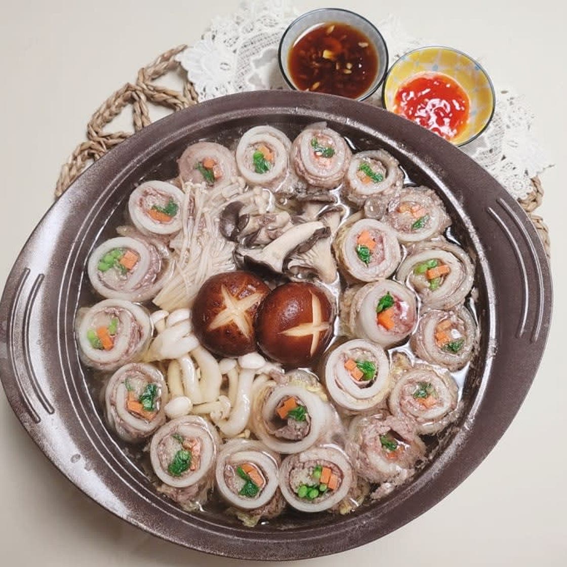 소고기 버섯 배추말이 전골