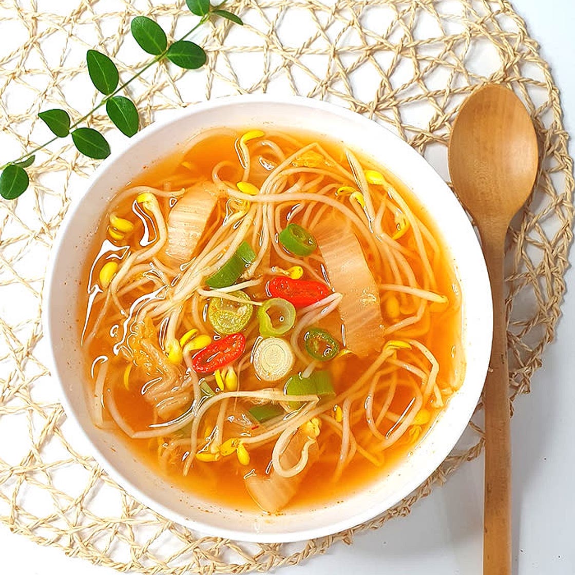 칼칼하게 개운한 김치콩나물국