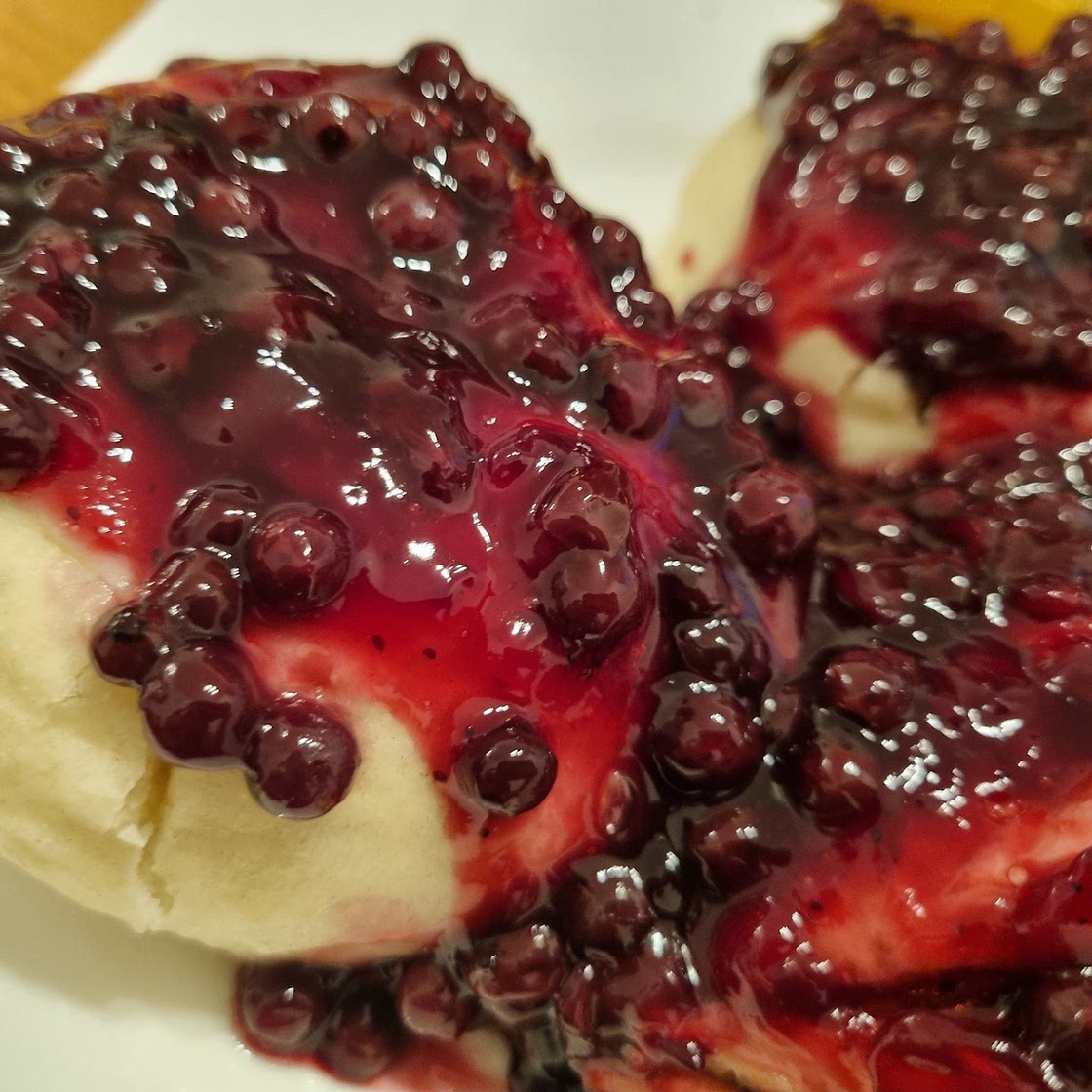 Hefeklöße mit Heidelbeeren