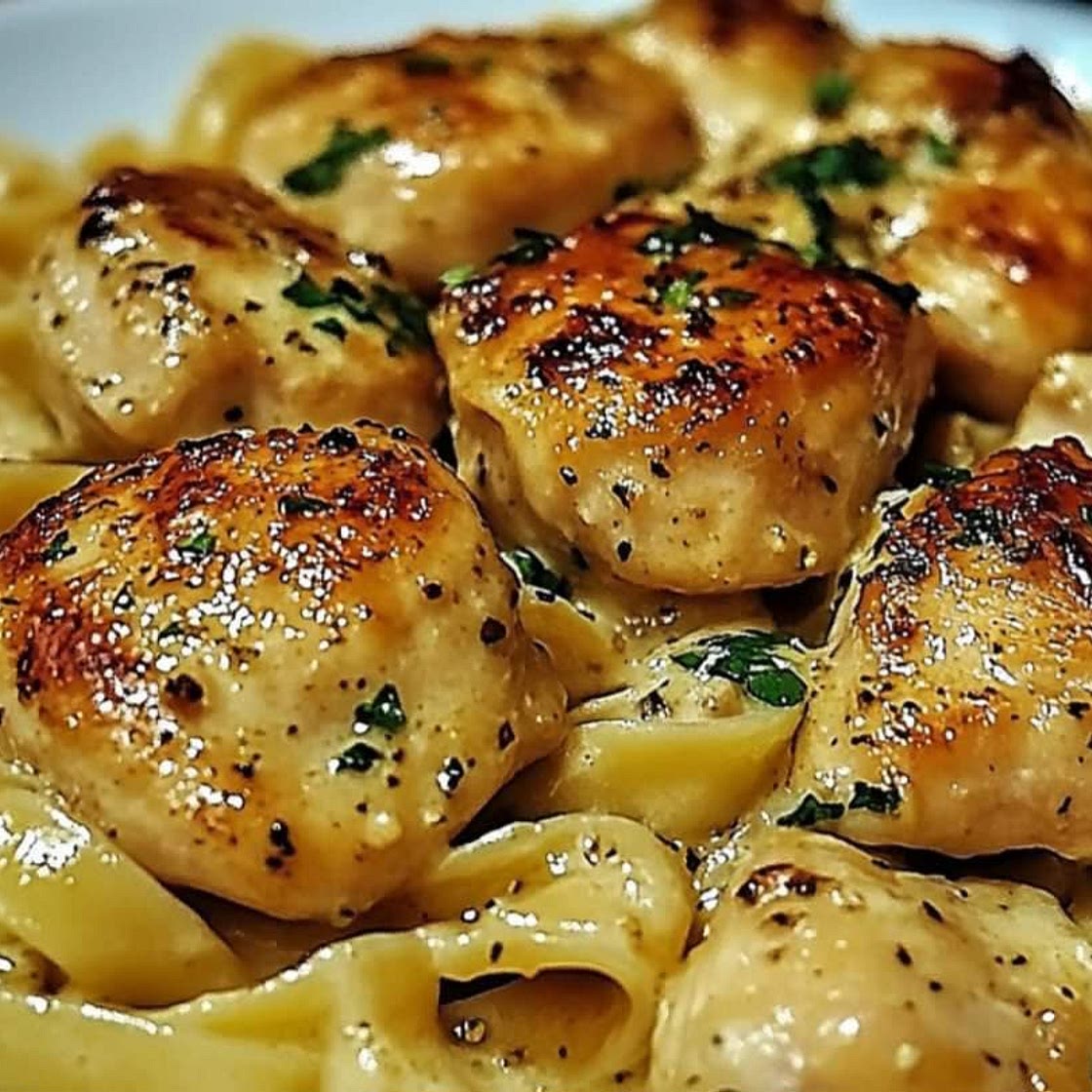 Buttriges Knoblauch-Hähnchen über Fettuccine