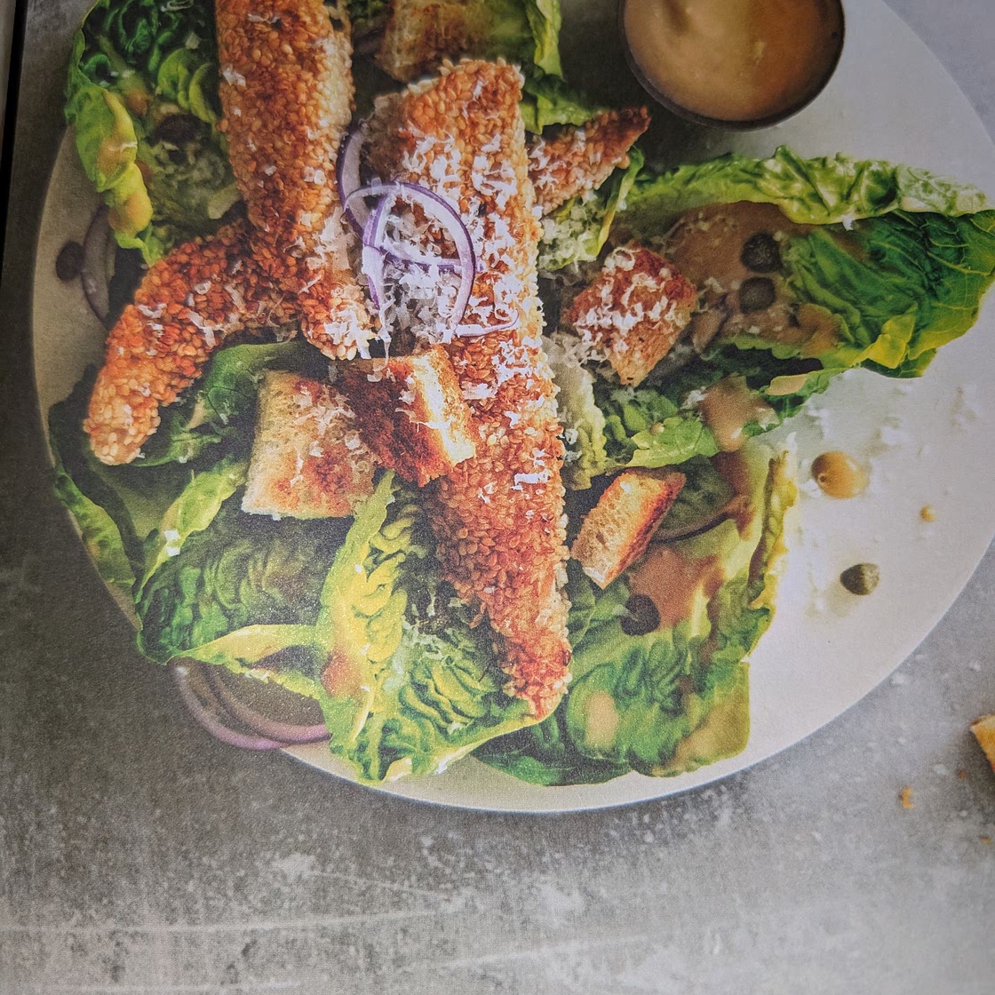 Caesar salade met sesamkip en croutons