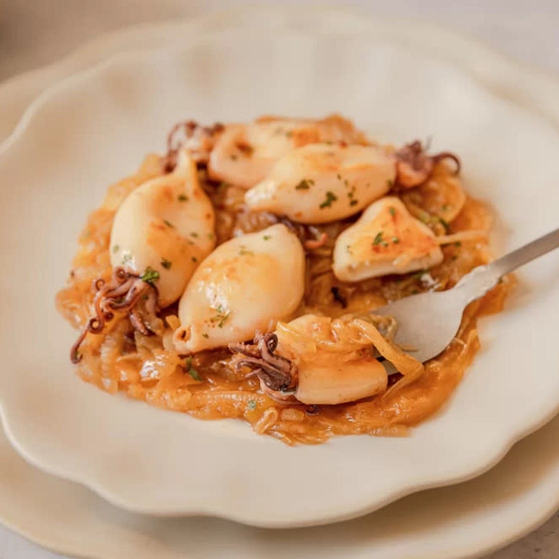 Chipirones encebollados