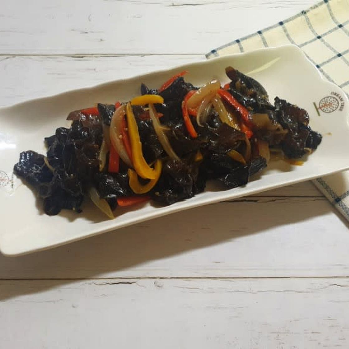 야채와 함께 굴소스로 맛을 낸 목이버섯 볶음 만들기