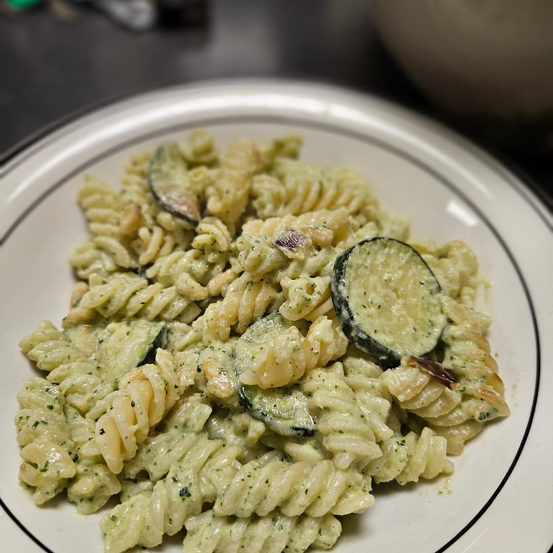 Nudeln mit Zucchini-Feta-Sauce