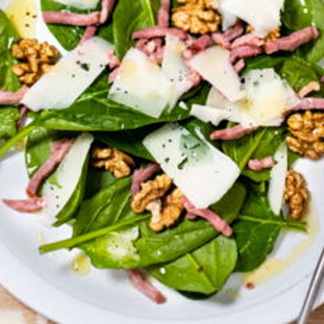 Salade de pousses d’épinard noix lardons et pecorino