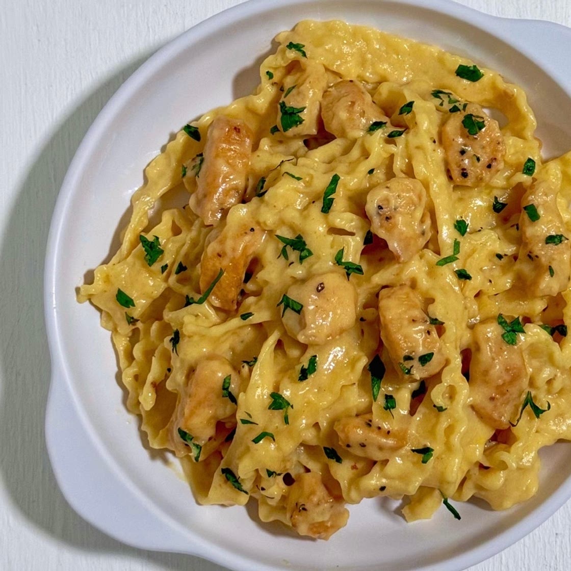 Mafaldine with Chicken in Garlic Parmesan Sauce