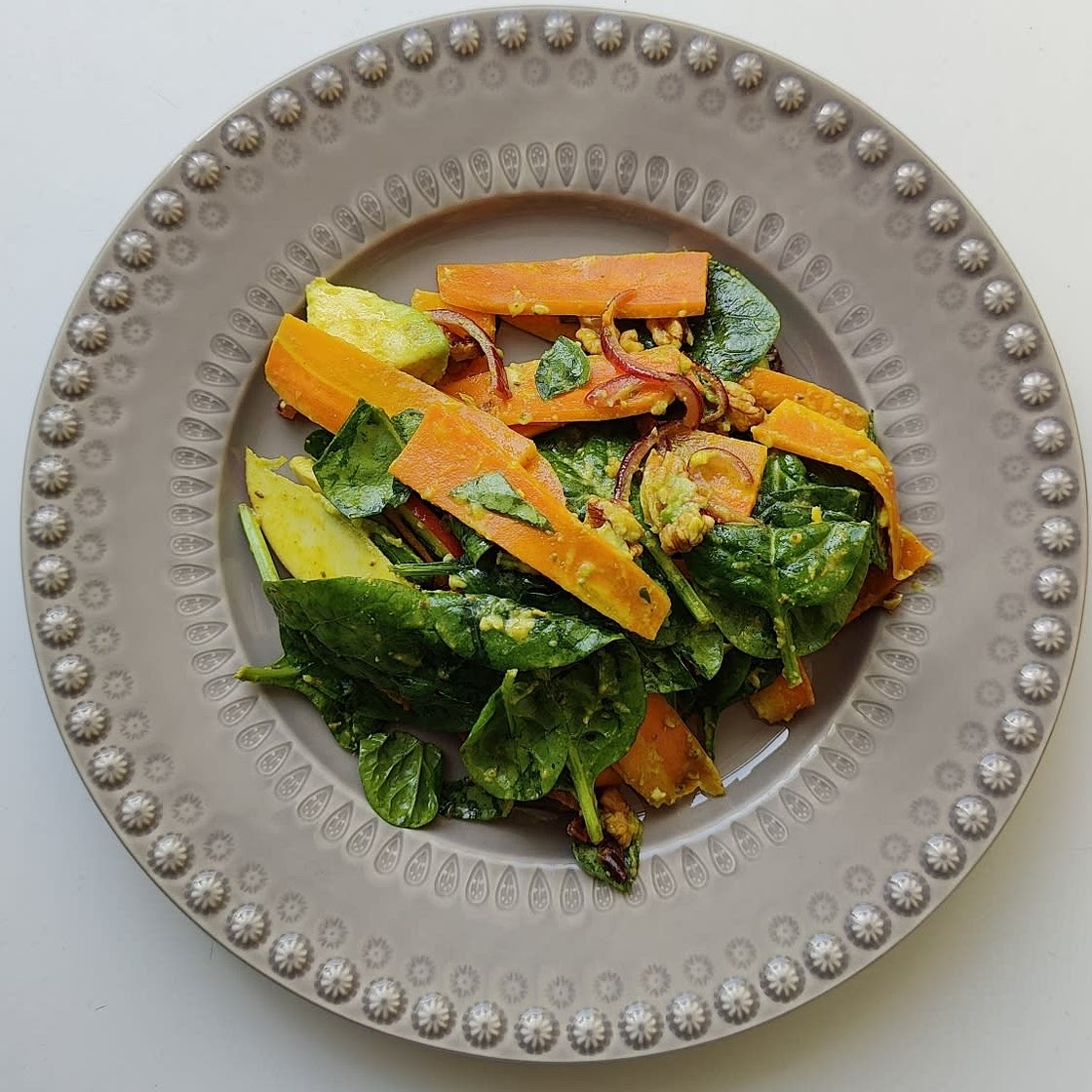 Wilted Spinach Salad with Grilled Onions, Walnuts, Avocado, and Apple | Oldways