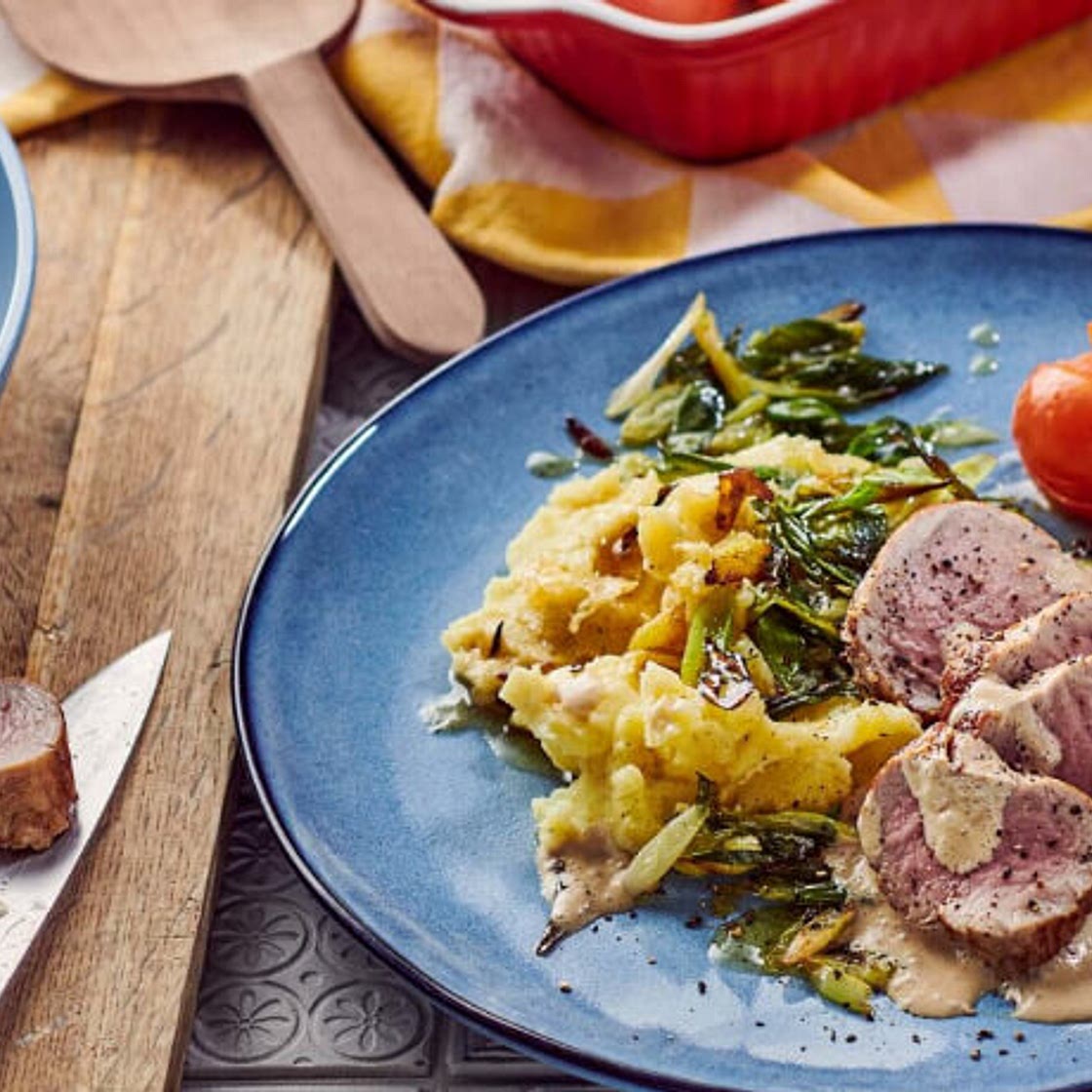 Schweinefilet mit Kartoffelpüree, Frühlingszwiebeln und Ofentomaten