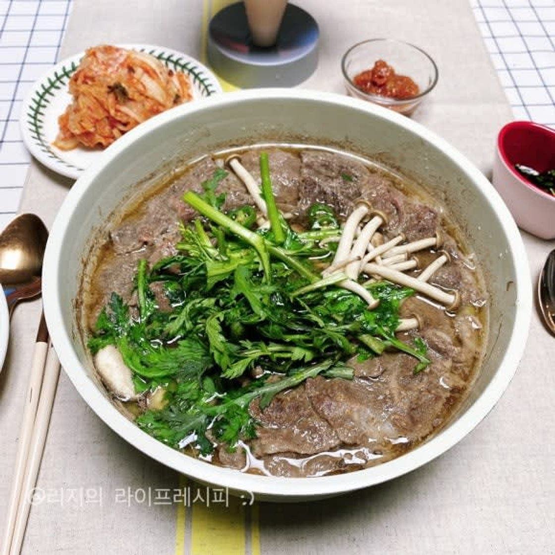 진한 국물의 일품요리 배추 소고기 전골 볼케이노 나베