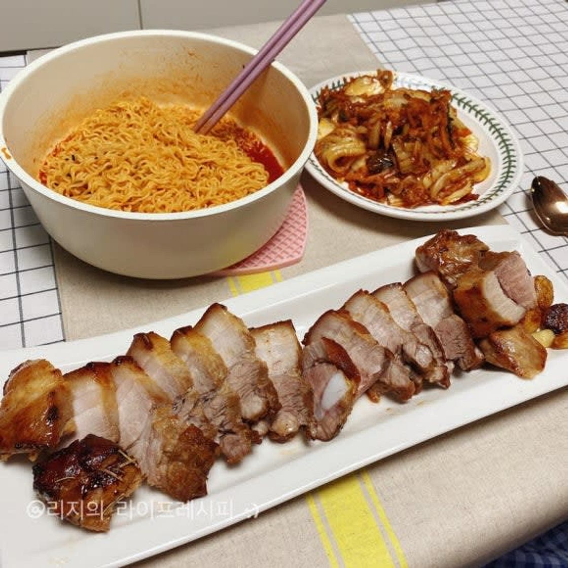 후라이팬으로 하는 겉바속촉 크리스피 통삼겹살 요리