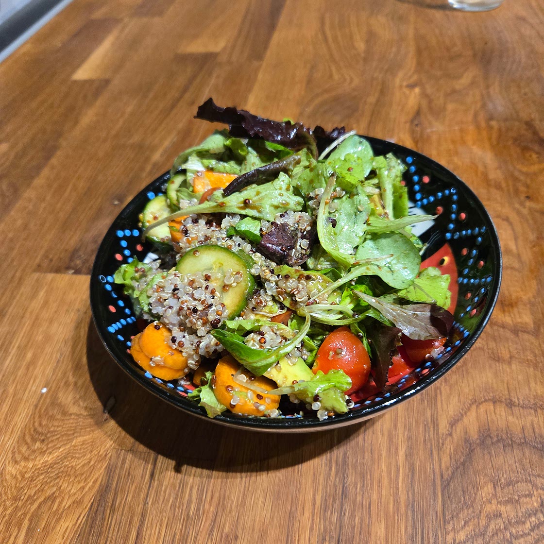 Gemischter Blattsalat mit Quinoa